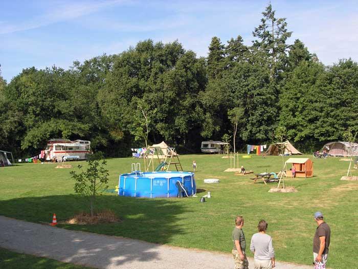 Camping met oude zwembad