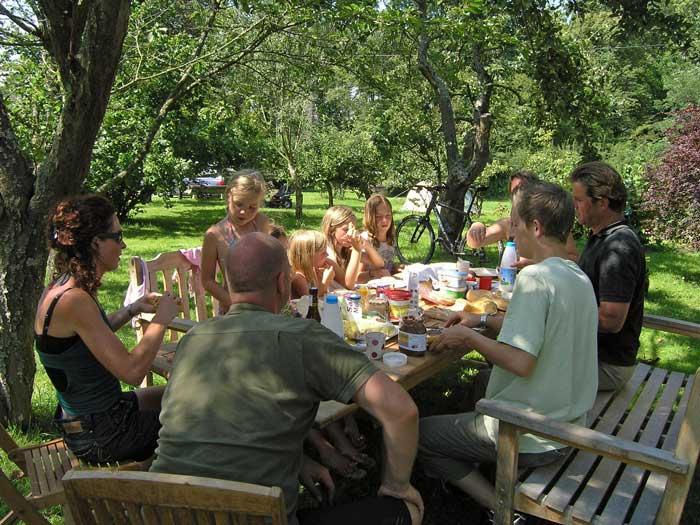 Samen eten in de boomgaard
